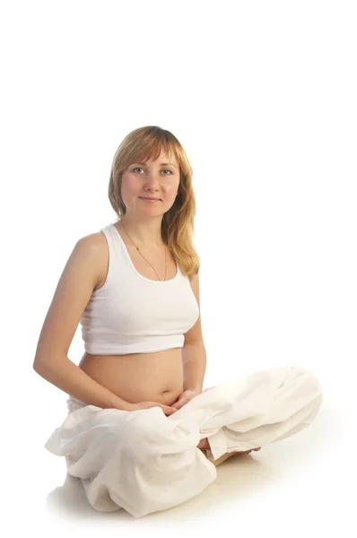 Genç hamile kadın yoga egzersizi yapıyor. — Stok fotoğraf