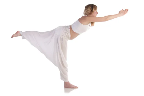 Giovane donna incinta che fa esercizio di yoga — Foto Stock