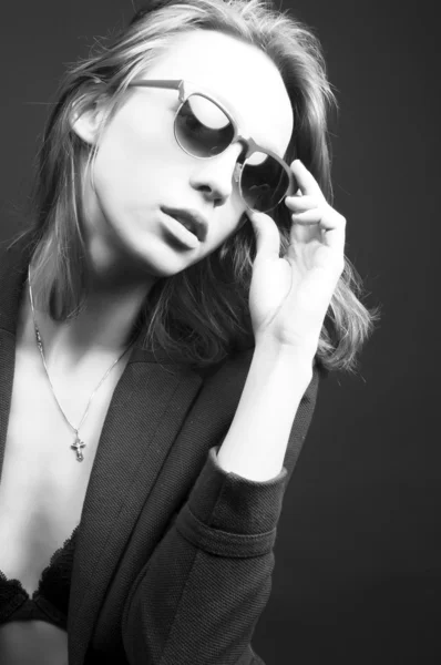 선글라스를 쓴 아름다운 여인 — 스톡 사진