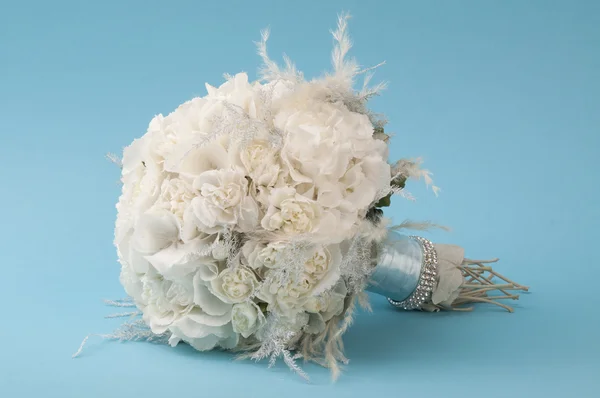 Bouquet da sposa su sfondo blu — Foto Stock