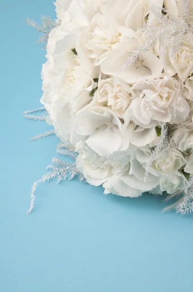 蓝色背景上的婚礼花束 — 图库照片