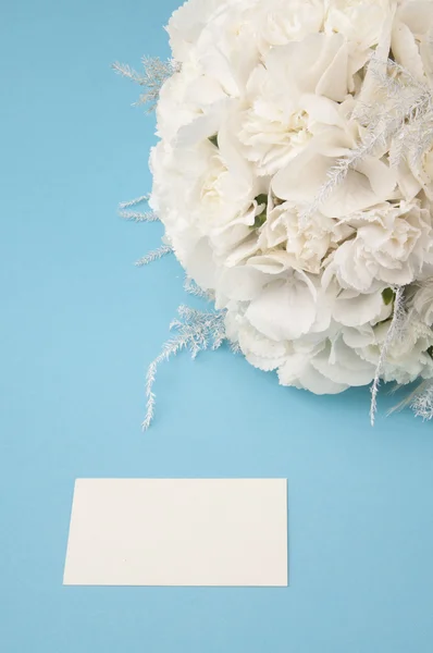 空纸卡与婚礼花束 — 图库照片