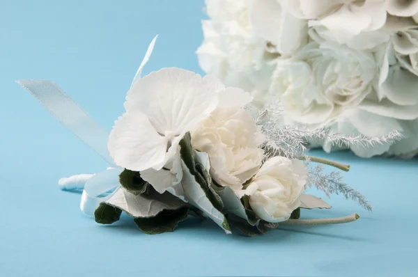 Svatební kytice na modrém pozadí — Stock fotografie