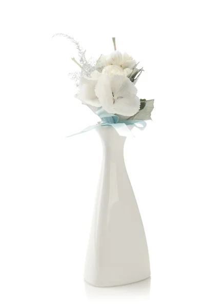 Buquê de flores frescas em vaso no fundo branco — Fotografia de Stock
