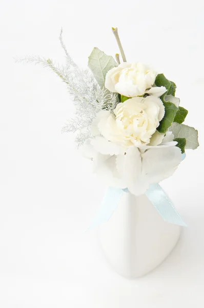 Frischer Blumenstrauß in der Vase auf weißem Hintergrund — Stockfoto
