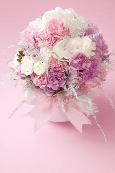 Букет из свежих цветов в вазе — стоковое фото