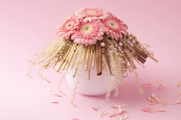 Ζέρμπερα ροζ λουλούδια στο βάζο — Φωτογραφία Αρχείου