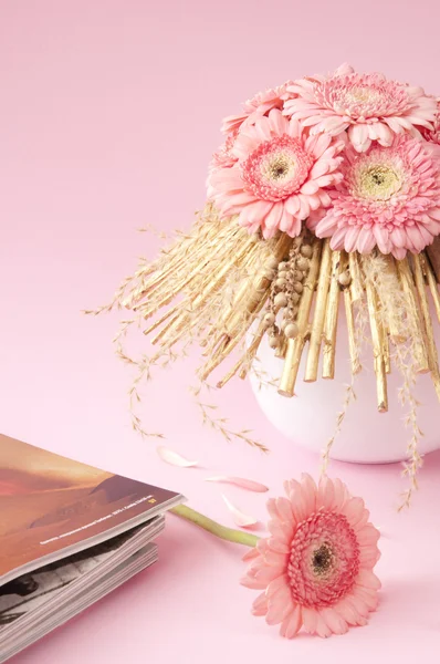 粉色非洲菊在花瓶中的鲜花 — 图库照片