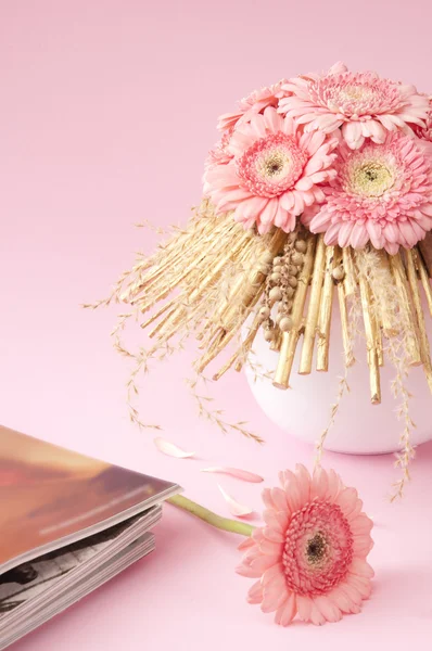 粉色非洲菊在花瓶中的鲜花 — 图库照片