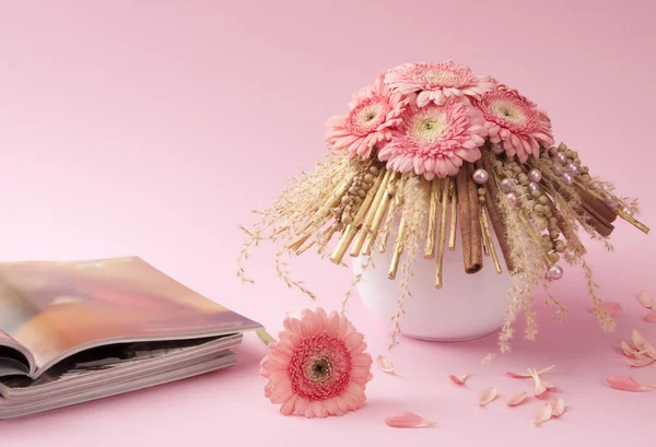 Розовые цветы герберы в вазе — стоковое фото
