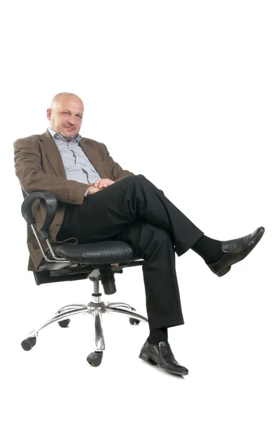Uomo d'affari seduto su una sedia su sfondo bianco — Foto Stock