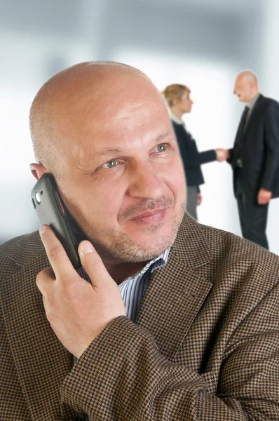 Retrato de un hombre de negocios con teléfono móvil. — Foto de Stock
