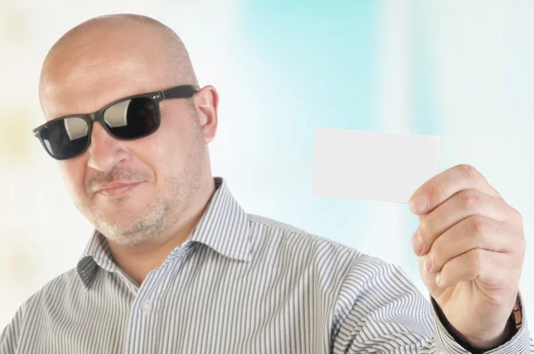 Üzletember egy üres névjegykártya tartó. — Stock Fotó