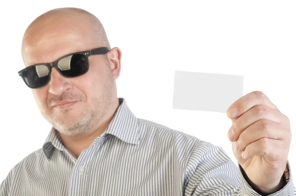 Affärsman som innehar ett tomt visitkort. — Stockfoto