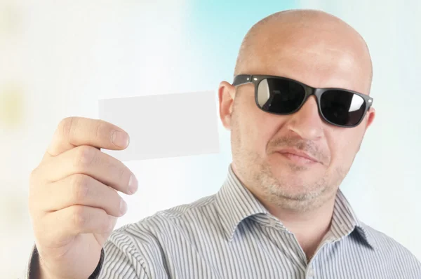 Empresário segurando um cartão comercial em branco . — Fotografia de Stock