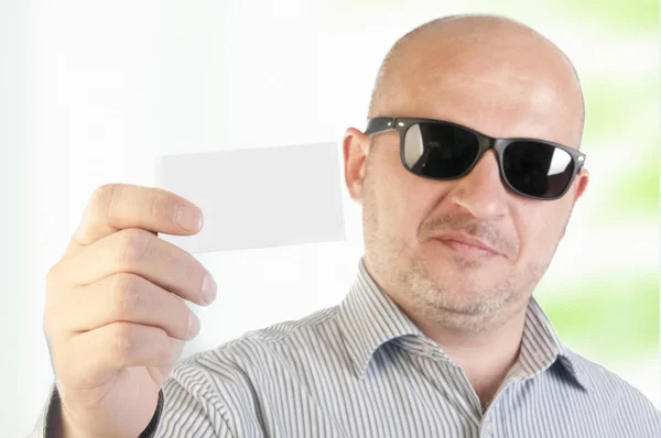 Üzletember egy üres névjegykártya tartó — Stock Fotó