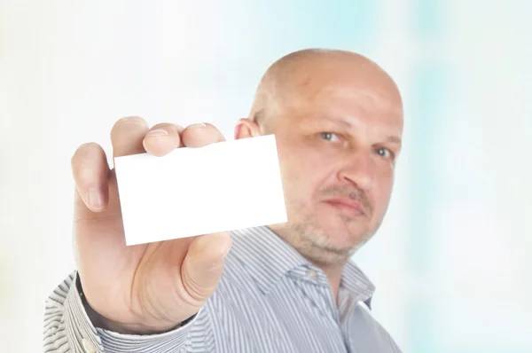 Бизнесмен с пустой визиткой — стоковое фото
