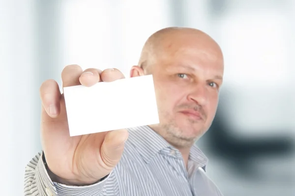 Empresario sosteniendo una tarjeta de visita en blanco — Foto de Stock