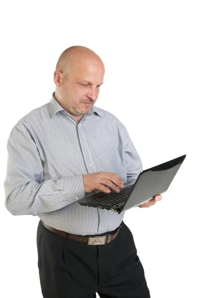 Empresario sosteniendo portátil sobre fondo blanco — Foto de Stock