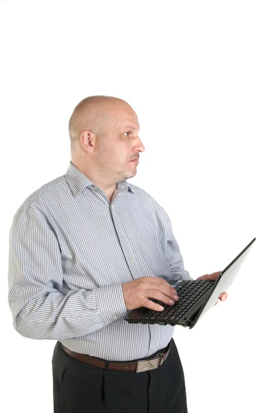 Homme d'affaires tenant ordinateur portable sur fond blanc — Photo