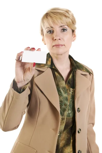Retrato de mulher de negócios dando cartão de visita em branco . — Fotografia de Stock