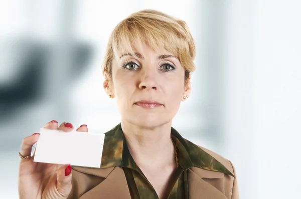 Porträt einer Geschäftsfrau, die eine leere Visitenkarte gibt. — Stockfoto