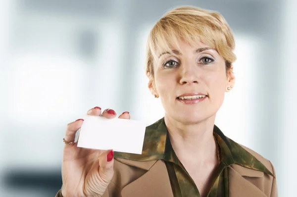 Retrato de mujer de negocios dando tarjeta de visita en blanco . —  Fotos de Stock