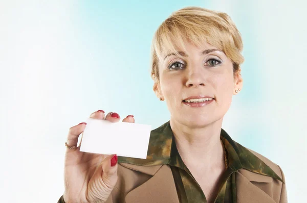 Retrato de mujer de negocios dando tarjeta de visita en blanco . —  Fotos de Stock