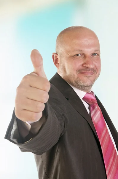 Podnikatel drží palec. — Stock fotografie