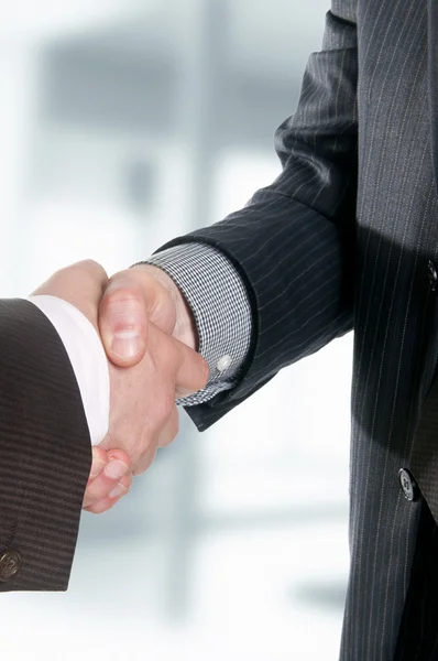Dwóch biznesmenów ręce ręka — Zdjęcie stockowe