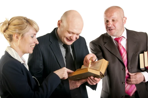 Happy business läser en gammal bok i ett möte — Stockfoto