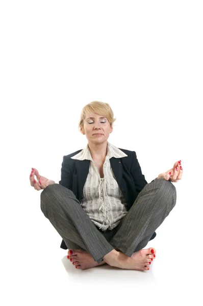 Affärskvinna gör yoga. — Stockfoto
