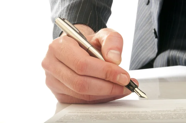 Mão humana com caneta faz assinatura — Fotografia de Stock