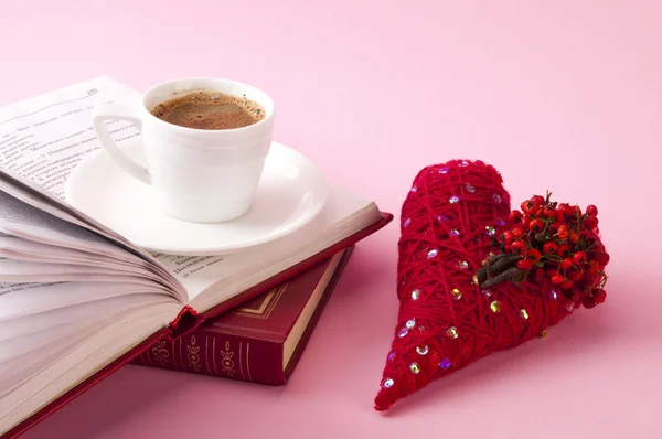 Coração vermelho decorativo com livros e café — Fotografia de Stock
