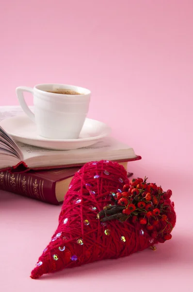 本とコーヒーで装飾的な赤いハート — ストック写真