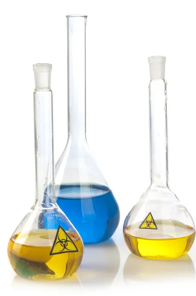 Equipamento de laboratório de vidro com símbolo de risco biológico — Fotografia de Stock