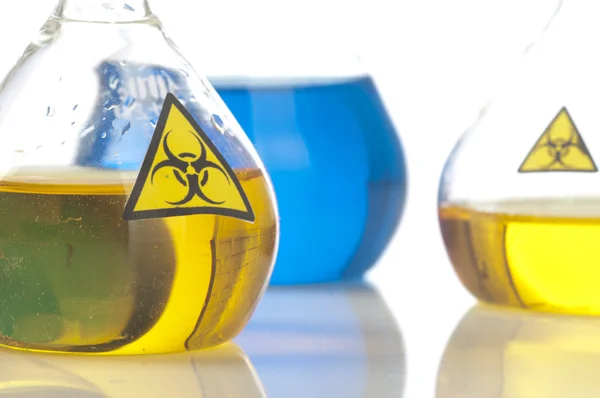 Szklany sprzęt laboratoryjny z symbolem biohazard — Zdjęcie stockowe