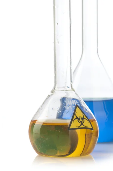 Gläserne Laborgeräte mit Symbol Biohazard — Stockfoto