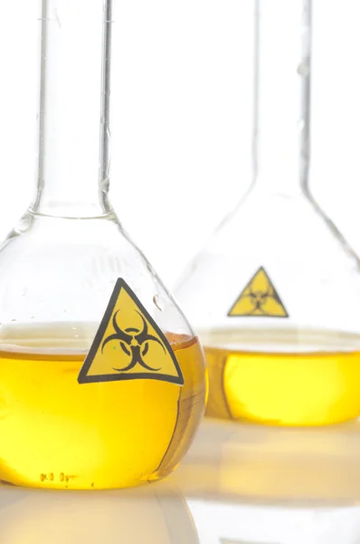 Glas laboratorieutrustning med symbolen biohazard — Stockfoto
