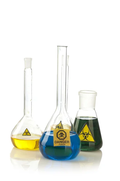 Equipo de laboratorio de vidrio con símbolo de peligro biológico y peligro —  Fotos de Stock