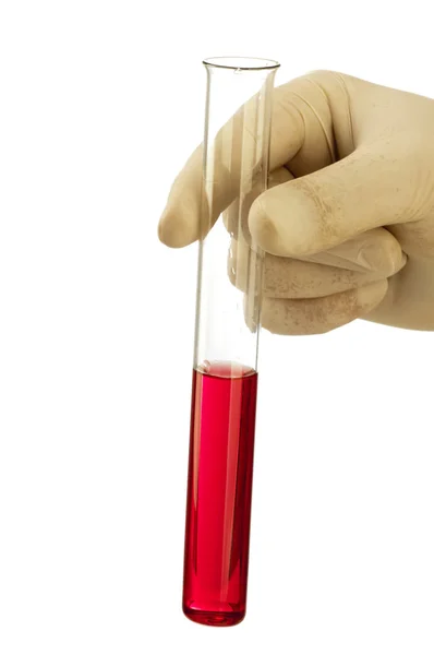 Mão segura tubo de vidro com fluido vermelho — Fotografia de Stock