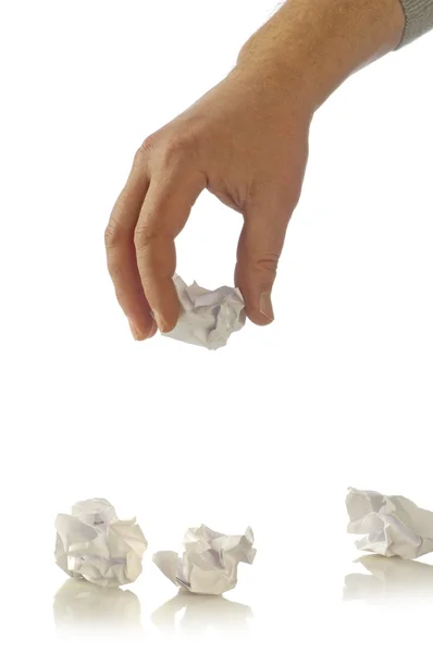 Χέρι και τσαλακωμένο χαρτί που απομονώνονται σε λευκό φόντο — Φωτογραφία Αρχείου