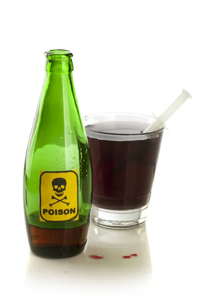 Giftflasche mit Etikett und Glas — Stockfoto