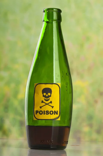 Gift flaska med etikett — Stockfoto