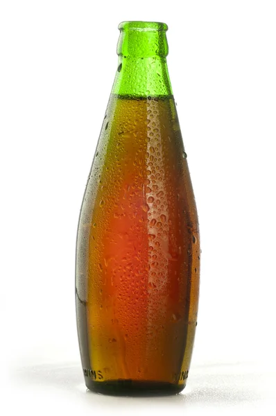 Botella de cerveza verde sobre fondo blanco — Foto de Stock