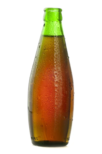Πράσινη γυάλινη φιάλη μπύρας σε άσπρο φόντο — Φωτογραφία Αρχείου