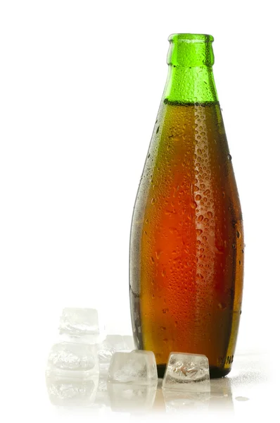 Groen glazen flesje bier met ijs — Stockfoto