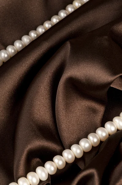 Perly náhrdelník na hedvábné tkanině — Stock fotografie