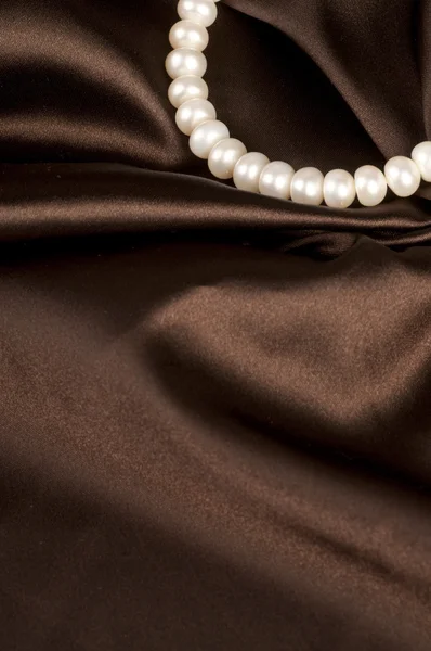 Pärlor ett halsband på en sidenväv — Stockfoto