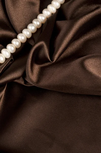 Perle una collana su un tessuto di seta — Foto Stock